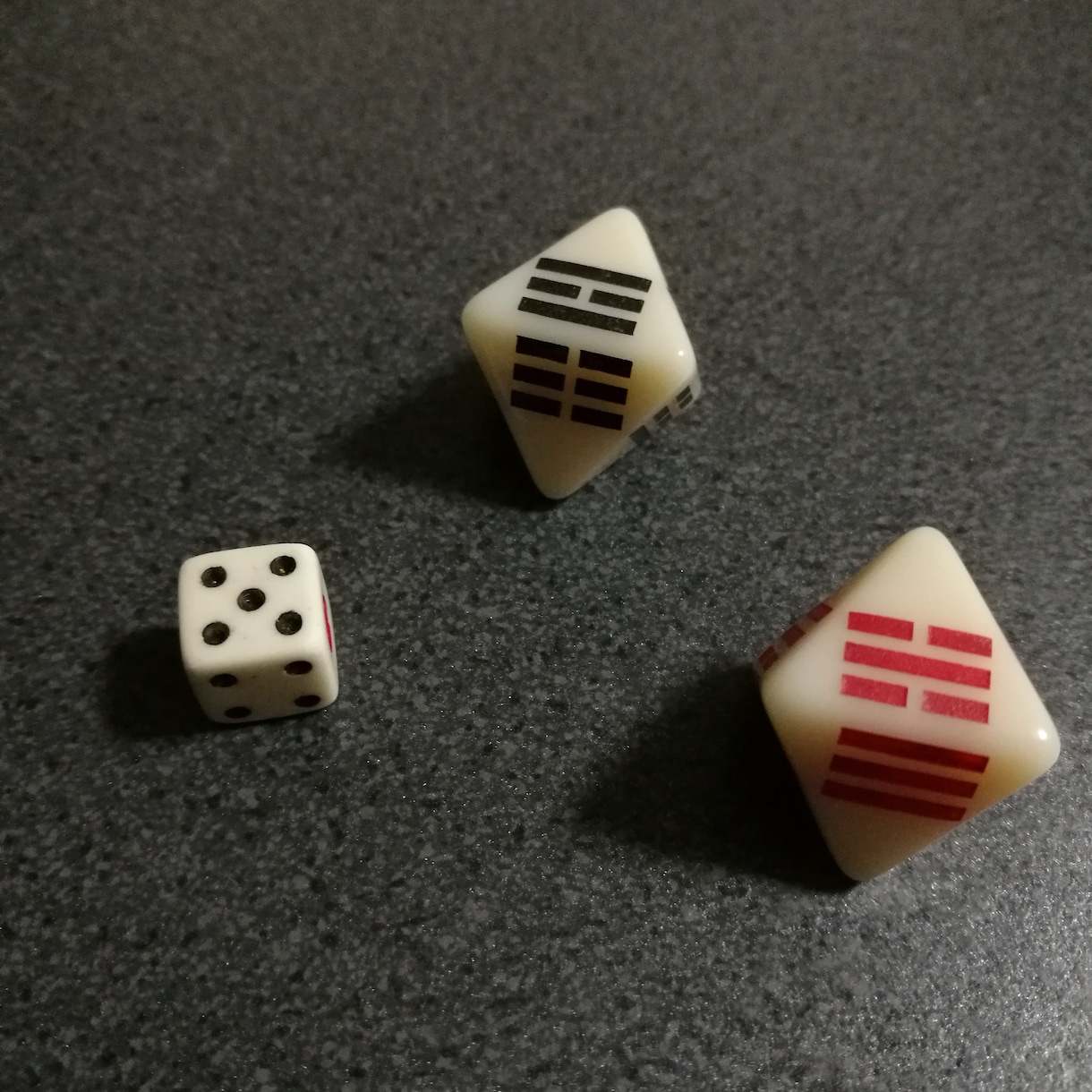 周易のサイコロを使って占います 自分の運勢を知りたい方、これからの進路に迷われている方へ イメージ1