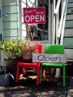 看板・貼り紙などの日本語を英語に訳します トンデモ自動翻訳とサヨナラ！外国人客も安心の表現へ イメージ1