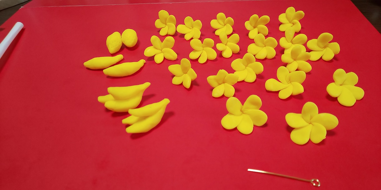 手作り可愛いプルメリアのピアスの作り方教えます ハワイやグアムで人気のお花を樹脂粘土で作りピアスを作ろう イメージ2