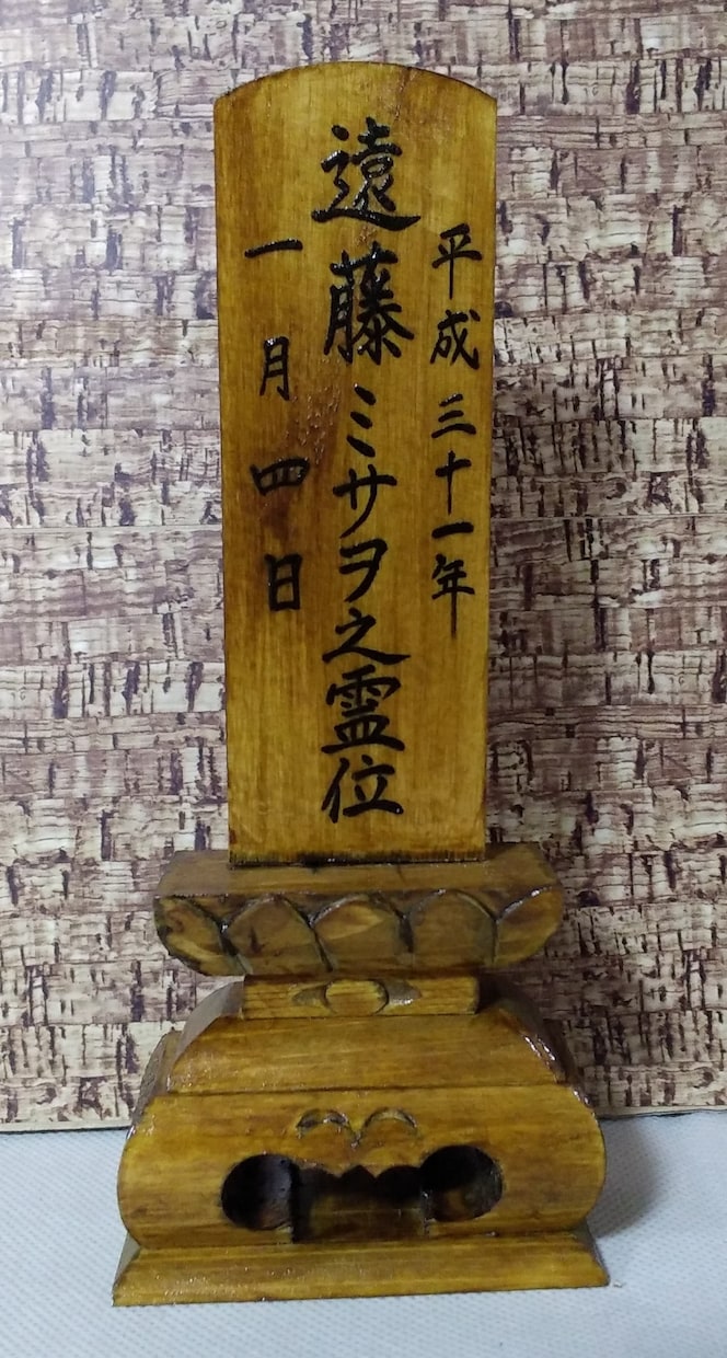 お位牌に戒名（法名・俗名）を丁寧に書きます 寺院様、仏壇店様、一般のお客様、手書きのお位牌をご希望の方に イメージ5