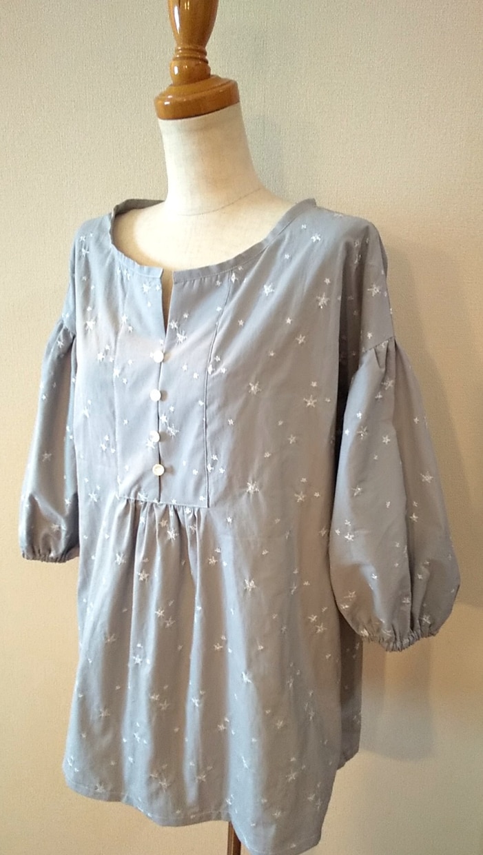 写真のブラウスの型紙あります ミシンは使えるし、洋服が作りたいけど型紙が。。という方に♪ イメージ1