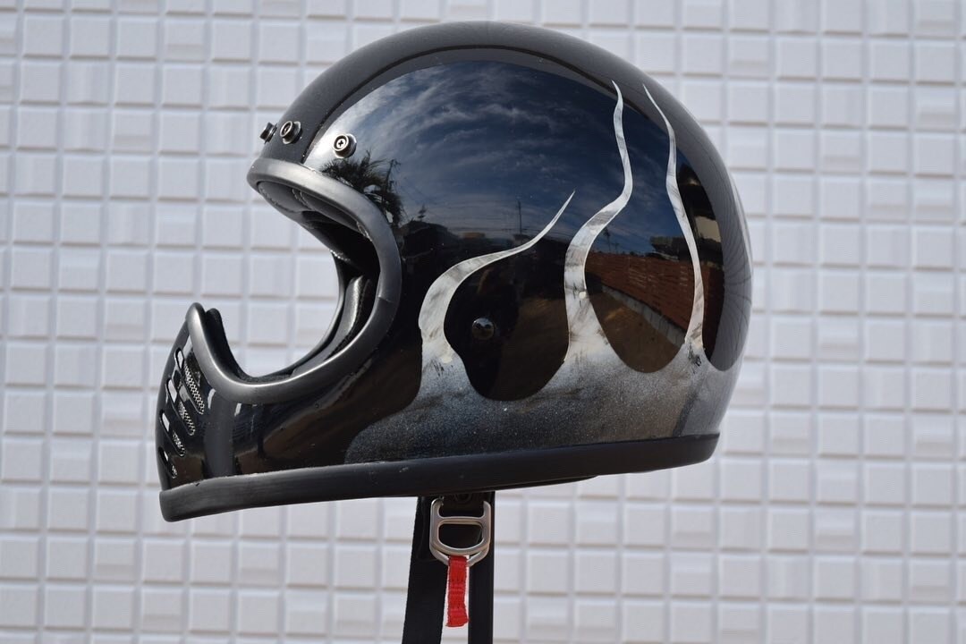 ヘルメットのカスタムペイントオーダー承ります プロの塗装屋がバイクに合ったヘルメットを作ります。 イメージ3