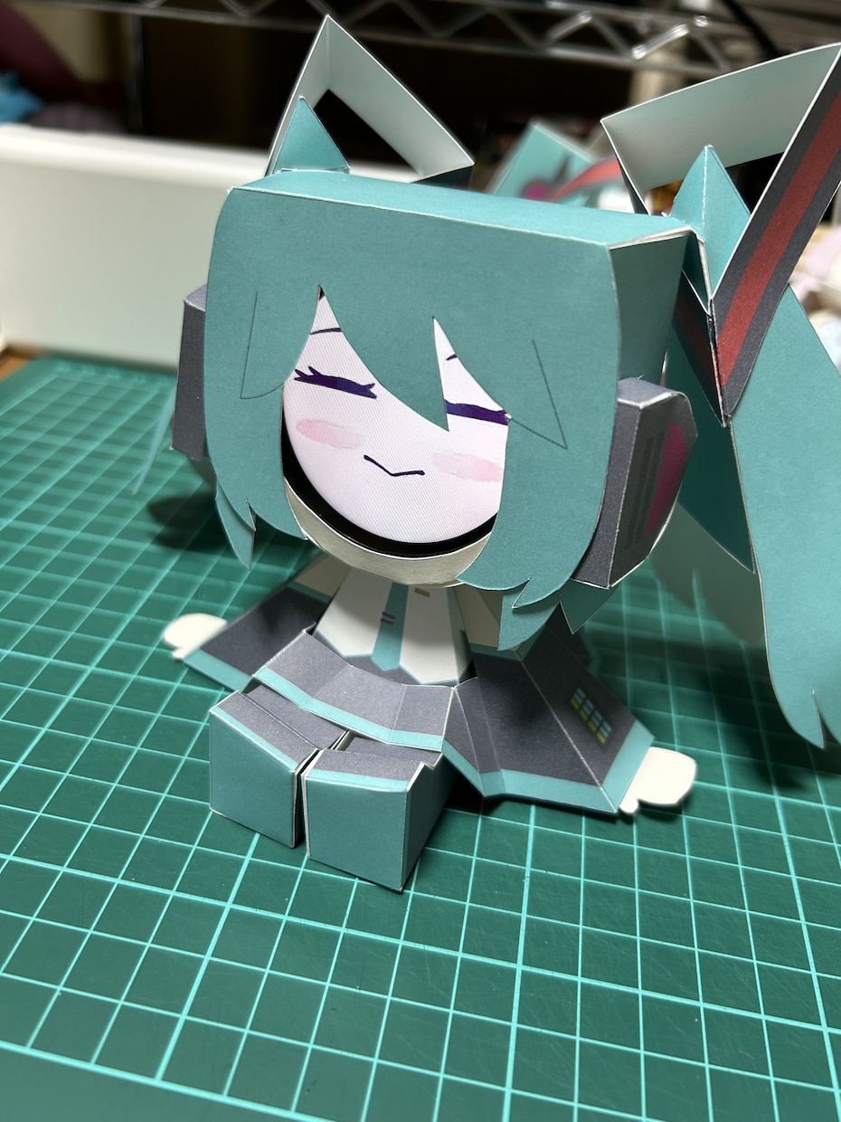 デジタル缶バッジを使ったペーパークラフトを作ります 表情が変わるペーパークラフトを制作します イメージ2