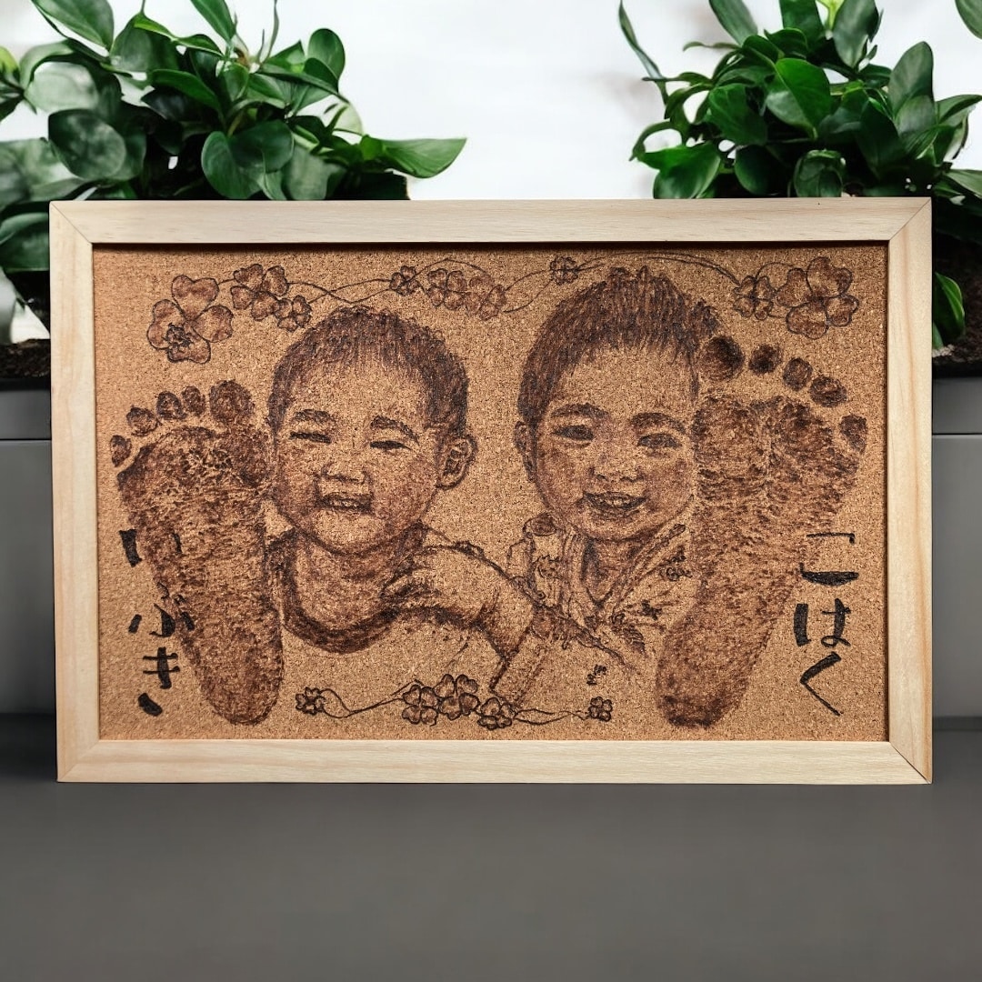写真から似顔絵を制作し足形と一緒にコルクに焼きます 成長記念に残せる似顔絵と足形アート制作 イメージ1