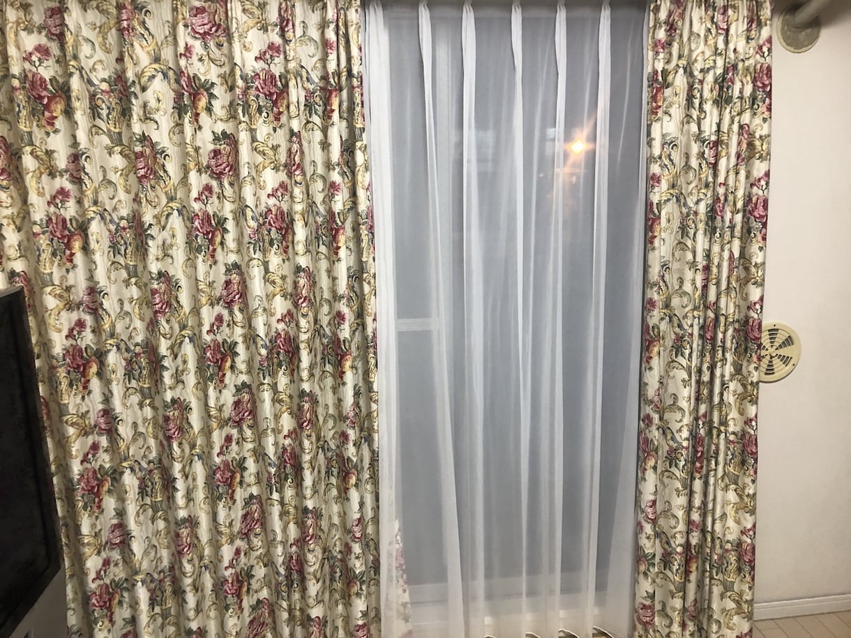 プロ歴25年がカーテンの裾直しいたします 買い直すのはもったいない！裾上げ、繋ぎ合わせ何でもやります。 イメージ4