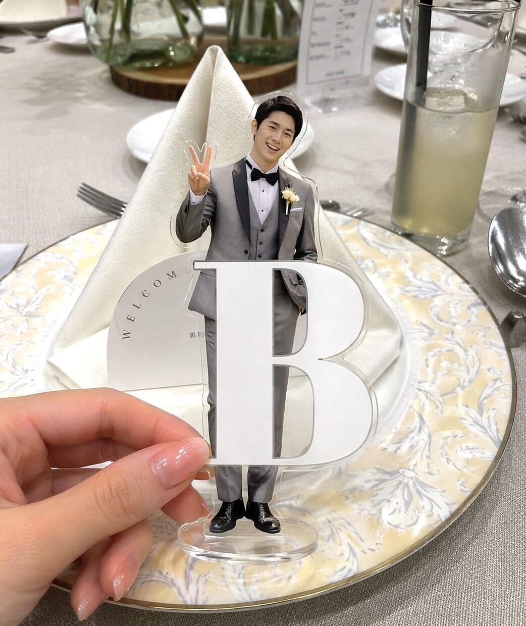 推し活アクスタ風テーブルナンバー 作成します 新郎新婦単体写真で、友人達もSNSに載せやすい イメージ1