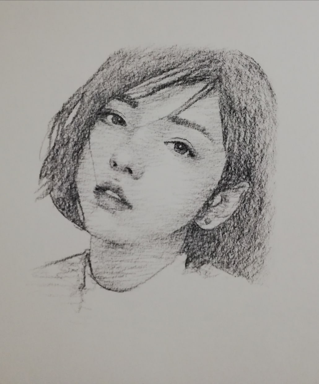 チャコール鉛筆であなたのポートレートを描きます 超写実なリアルとは一味違う優しいタッチの作品です イメージ7
