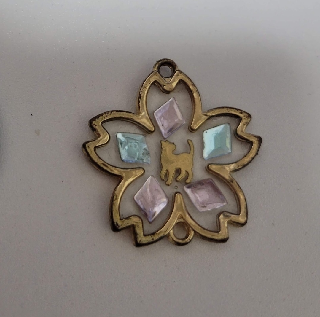 オリジナルのストラップや指輪をさくせいします レジン(ガラスやアクリルのような素材)を主に用いて作成します イメージ2