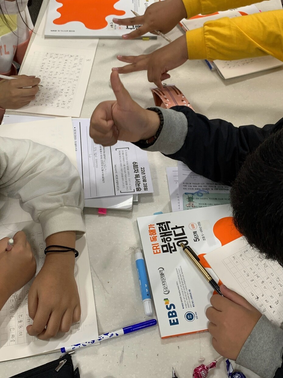 ネイティブ韓国語教師と一緒に韓国語を学びます 日本人アシスタントもいますので、初心者の方でも安心！ イメージ1