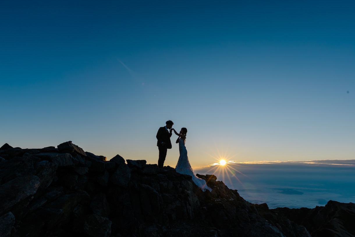 美しい山岳風景で登山ウェディングフォトを撮ります 事前のお打ち合わせあり・納期相談可能です！ イメージ4