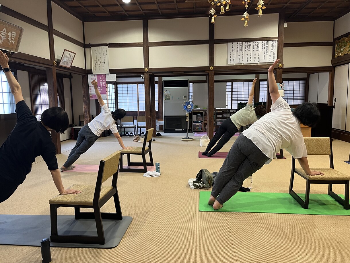 初心者向けのヨガのオンラインレッスンをします 椅子を使った優しいヨガ！正座やあぐらができなくても大丈夫！！ イメージ1