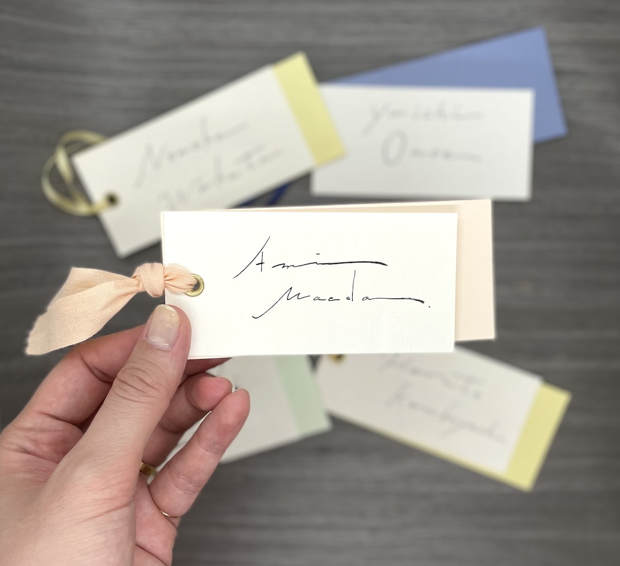 手書きのおしゃれなオリジナル席札をおつくりします 選べるデザイン！結婚式ペーパーアイテムを手書き文字で書きます イメージ3