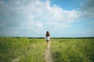 後ろ向きにならずに前を向く方法一緒に考えます マイナス思考で生きてきた自分だから伝えられるんです。 イメージ3