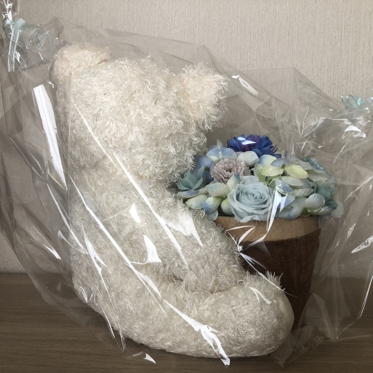お花をたくさん使ったアレンジを作ります くまさんがお花がたくさんのバスケットを抱えているアレンジです イメージ3