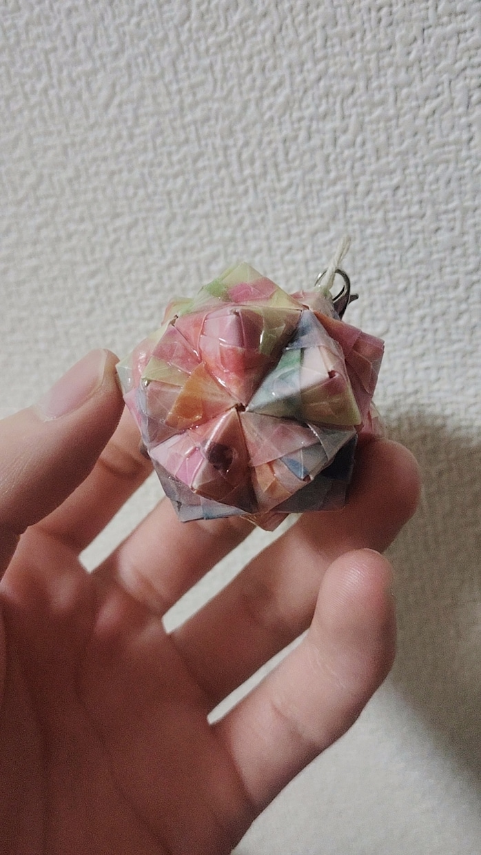 可愛い折り紙のストラップ作ります ニス加工をした多面体の可愛いストラップです。 イメージ1