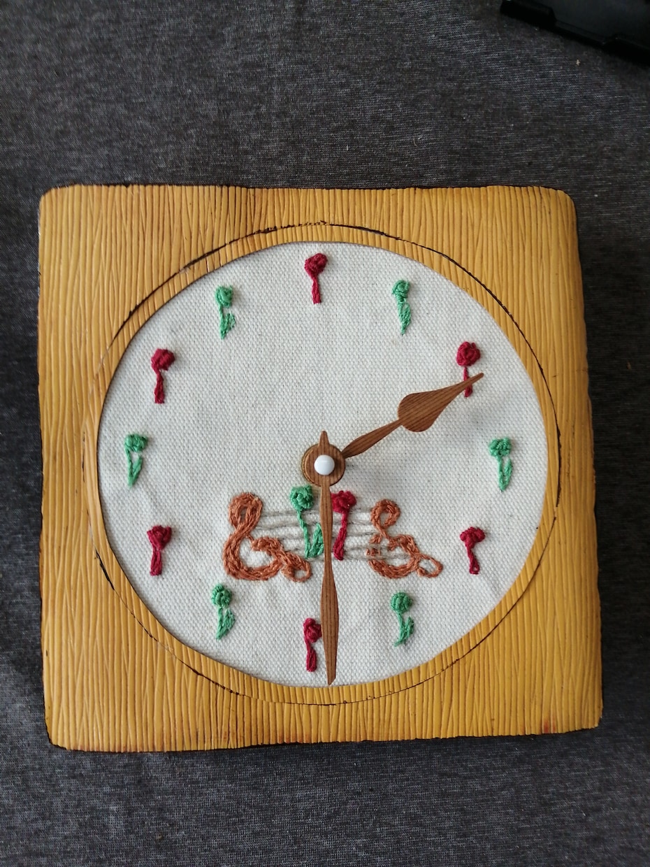 男女の語らいのイメージを刺繍で仕上げますます 手作り刺繍音符掛け時計完全手縫い イメージ1