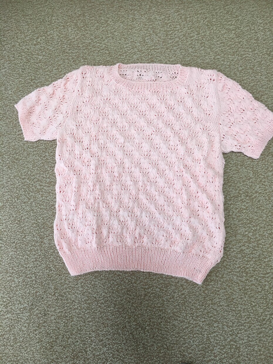手作りサマーセーターピンク色で出来ています 胸囲46cm着丈56cm袖丈20cmです。 イメージ1