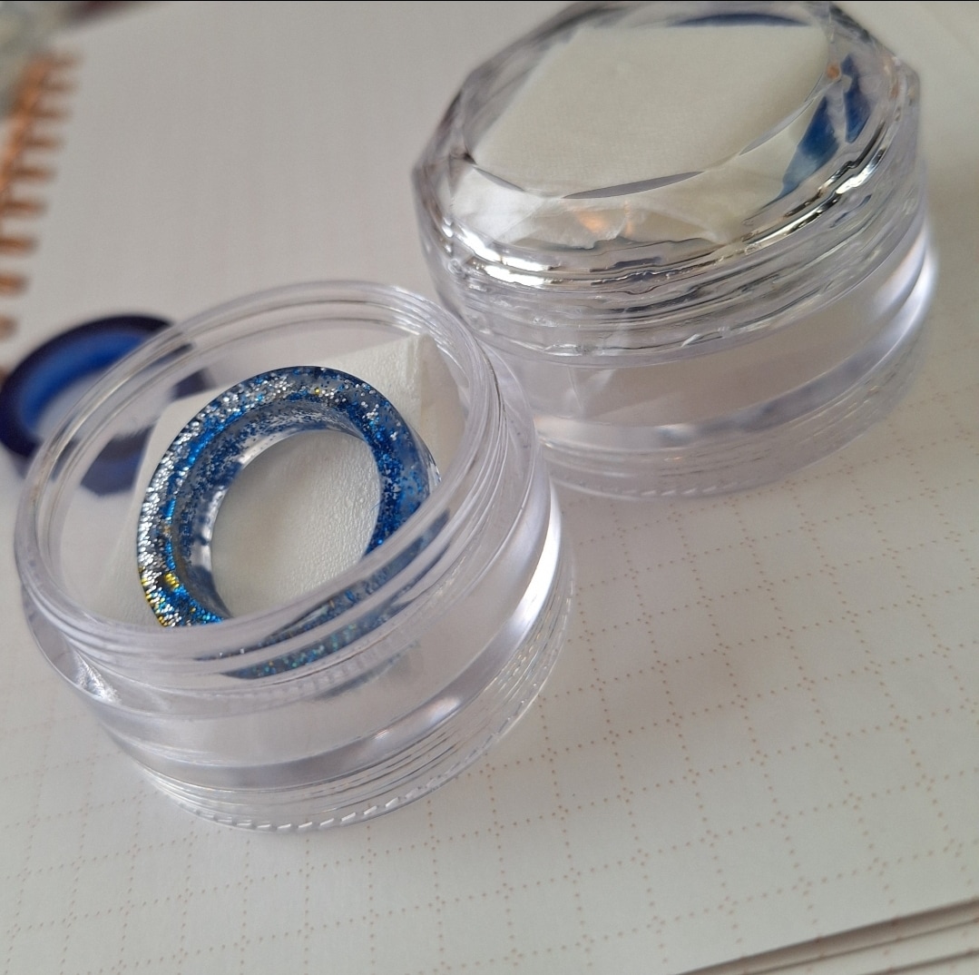 オリジナルのストラップや指輪をさくせいします レジン(ガラスやアクリルのような素材)を主に用いて作成します イメージ3