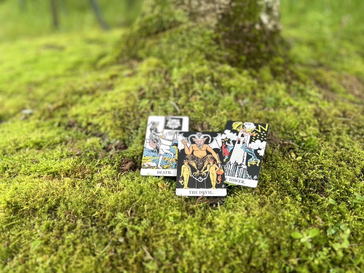 タロットであなたの恋愛を占います タロットカードにあなたの波動をのせて占います。 イメージ1