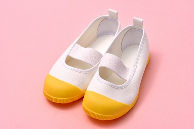 面倒くさい 靴洗い 時短術。結果で購入お願いします 上履など白い靴の表面のガンコな泥汚れを素早く落とせます。 イメージ5