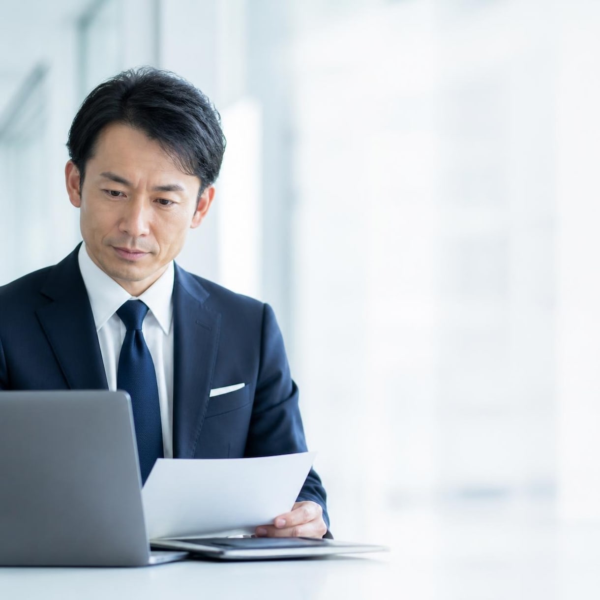 経営層が納得するビジネス文書へ論理を再構築します ​法務知見と管理職視点で、説得力ある硬質な公式文書へ整えます イメージ1