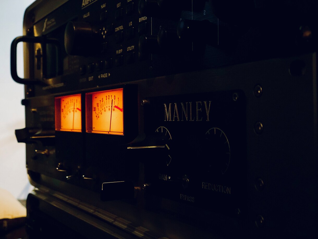 プロのスタジオエンジニアが歌声をMIX致します プロのエンジニアがあなたの歌声を輝かせます。 イメージ3
