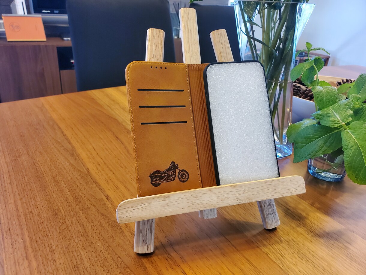 オリジナルのＰＵレザースマホケース製作します オリジナルのロゴなどをレーザー彫刻にてスマホカバーに彫刻。 イメージ3
