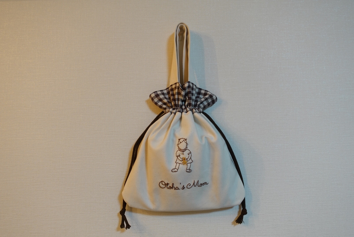 2way巾着バッグを作成します お子様のシルエット＋お名前＋momを刺繍します♩ イメージ2