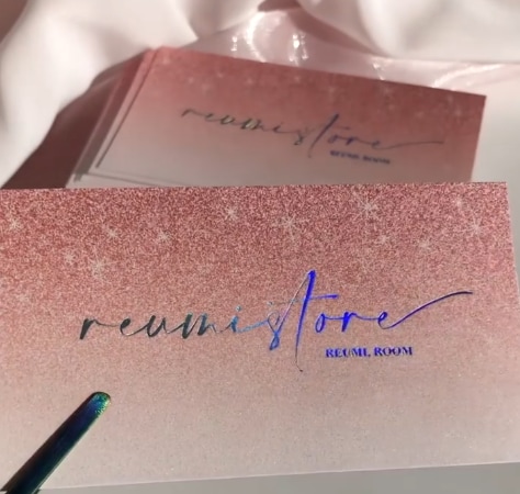 両面フルカラー＋箔押しで名刺150枚から作成します 普通のものとは違う名刺を探している方々にお勧めです。 イメージ1