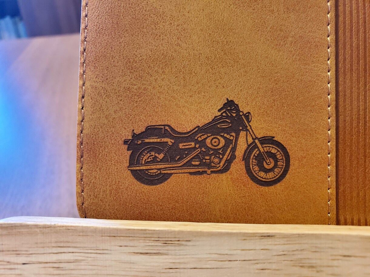 オリジナルのＰＵレザースマホケース製作します オリジナルのロゴなどをレーザー彫刻にてスマホカバーに彫刻。 イメージ4