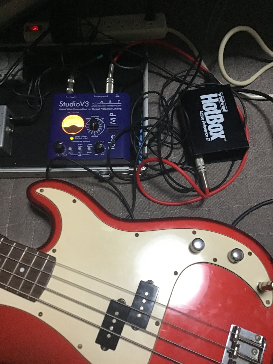 ロックな曲（ピック弾きのみ）ベース録音します ロックミュージックにがっつり勢いとハリを出します。 イメージ2