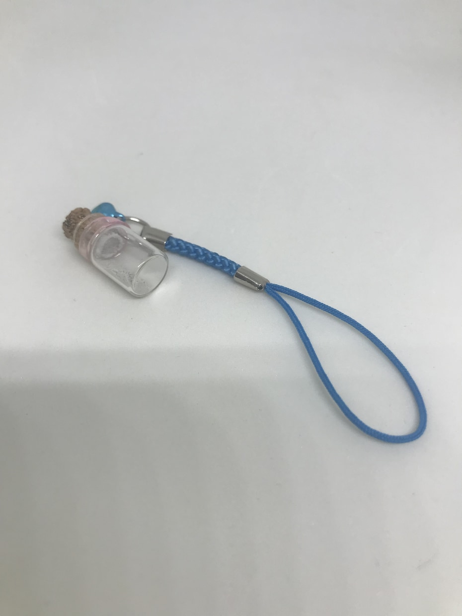 恋敵を封じる小瓶と、恋の割符守を発送します バキュ特性のお守りと、特別な神社さんの恋のお守りとなります。 イメージ2