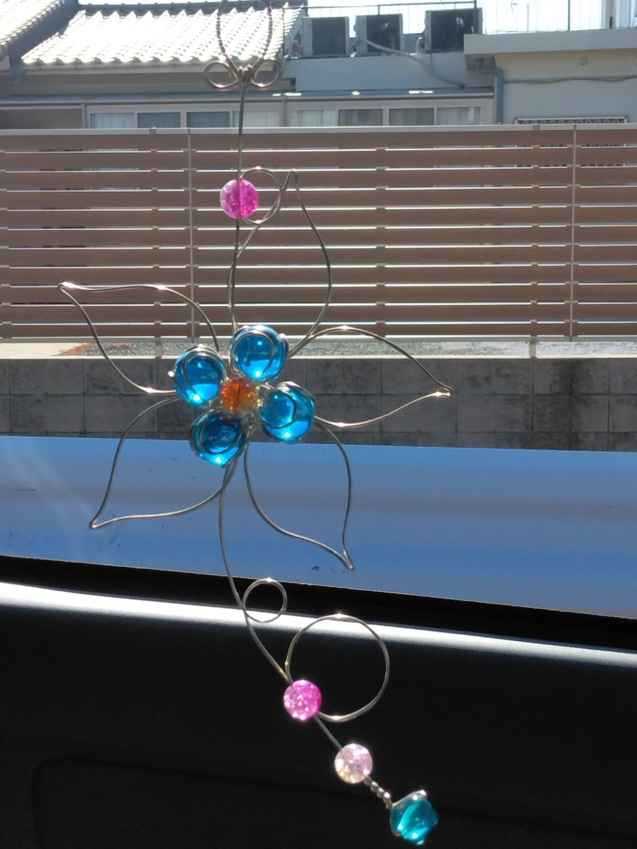 ビー玉の花型サンキャッチャーを制作します ビー玉とワイヤーで作るマーブルアートの花型サンキャッチャー イメージ2