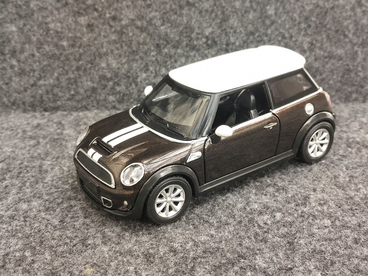 ミニカーのリペイント(お好きな色に塗装)します 20年自動車鈑金塗装をしてきたおじさんのミニカーの塗装です。 イメージ9
