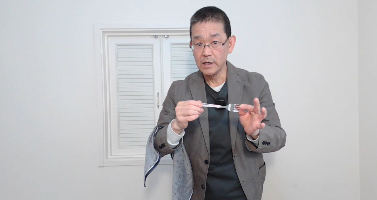 スプーンが現れフォークに変化！このマジック教えます 飲み会で注目を浴びたい人必見！効果抜群のオススメマジック！ イメージ6